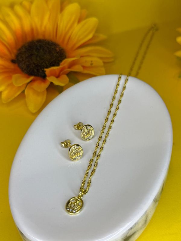 CONJUNTO COROA PEQUENA BANHADO A OURO 18, EM ZIRCONIA.
