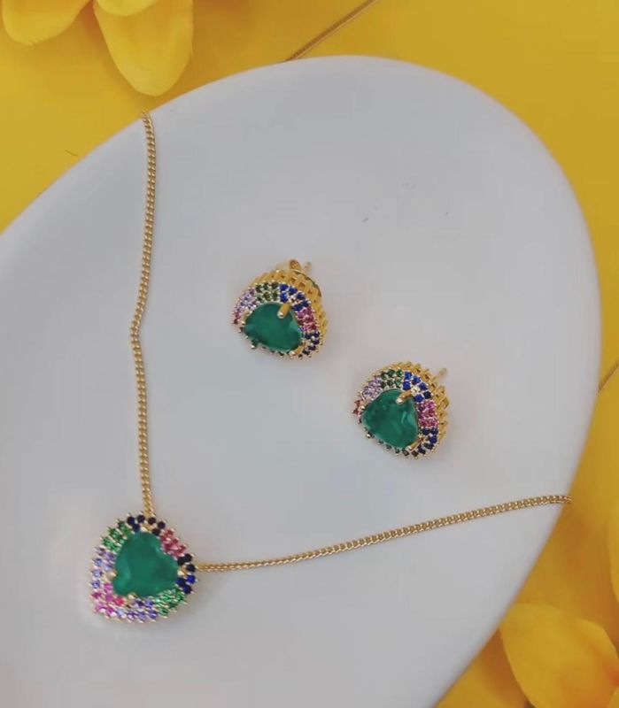 CONJUNTO FUSION BANHADO A OURO CRAVEJADO EM ZIRCONIA CORAÇÃO VERDE