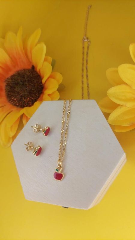 CONJUNTO INFANTIL MACA VERMELHO BANHADO A OURO 18K.