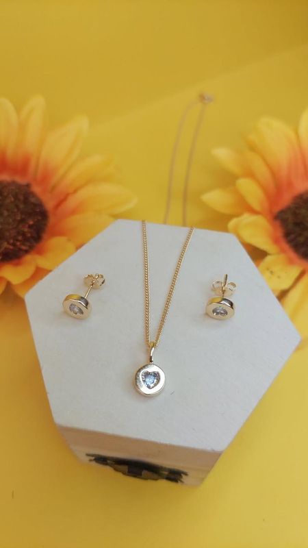 CONJUNTO DELICADO REDONDO COM CORACAO NO MEIO BANHADO A OURO 18K EM ZIRCONIA.