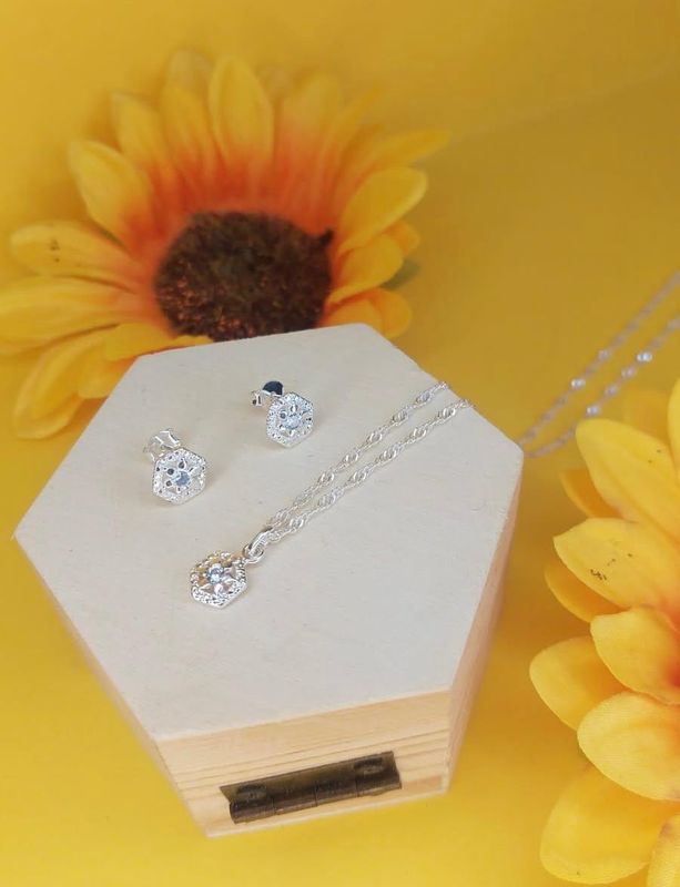 CONJUNTO FLOR DE ZIRCONIA PEQUENO BANHADO A PRATA 925