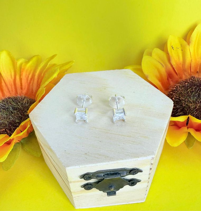 BRINCO PEQUENO PONTO DE LUZ BANHADO A PRATA 925