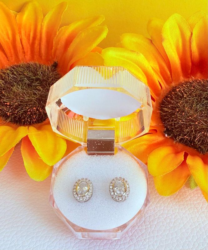 BRINCO OVAL PEQUENO COM ZIRCONIA BANHADO A PRATA 925.