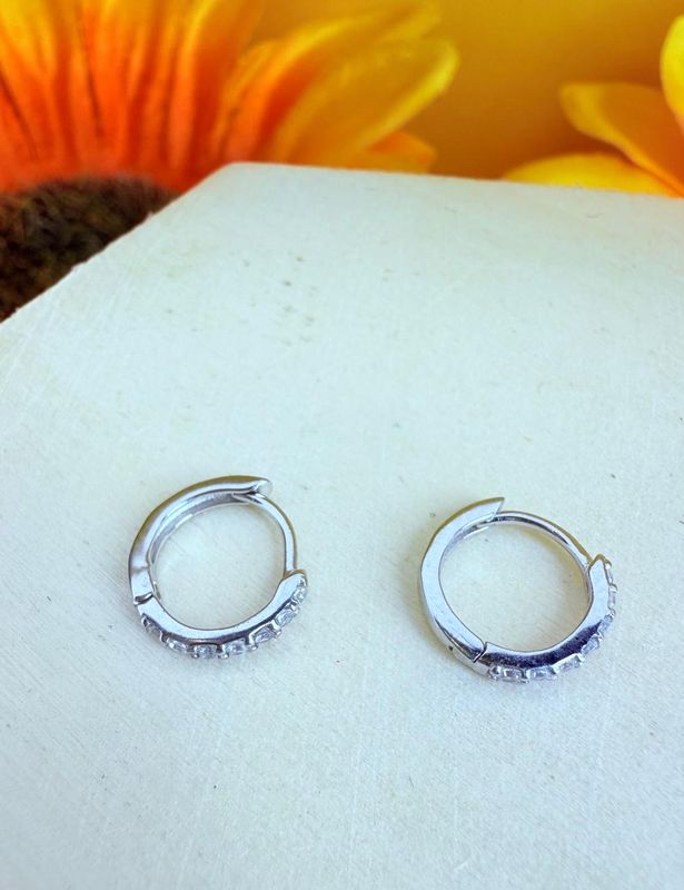 BRINCO MINI  ARGOLA COM ZIRCONIA BANHADO A PRATA 925