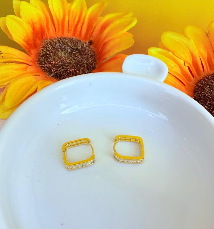 BRINCO ARGOLA MEDIA FILETE ZIRCONIA BANHADO A OURO 18K.