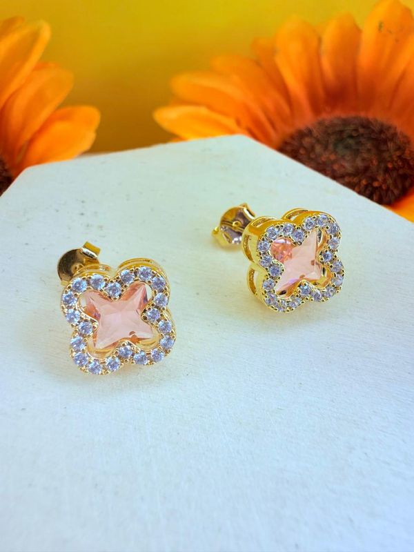 BRINCO TREVO COM ZIRCONIA COR ROSA BANHADO A OURO 18K