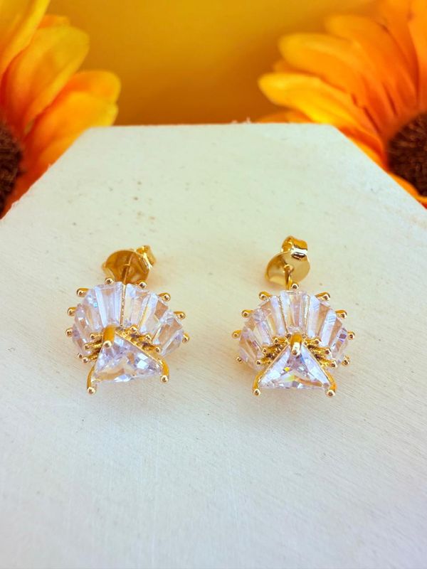 BRINCO TRIANGULO CRAVEJADO COM ZIRCONIA BANHADO A OURO 18K LUXO