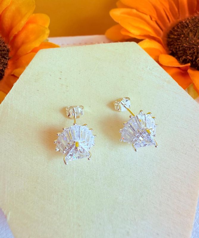 BRINCO TRIANGULO BANHADO A PRATA 925 CRAVEJADO ZIRCONIA