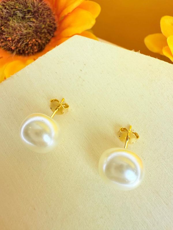 BRINCO PEROLA ACHATADA MEDIA BANHADA A OURO 18K.