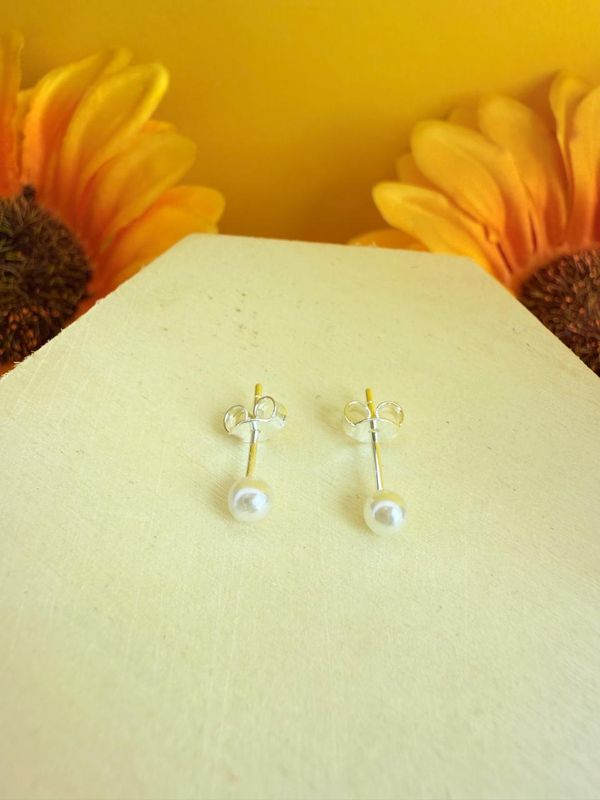 BRINCO MINI PEROLA  BANHADO PRATA 925