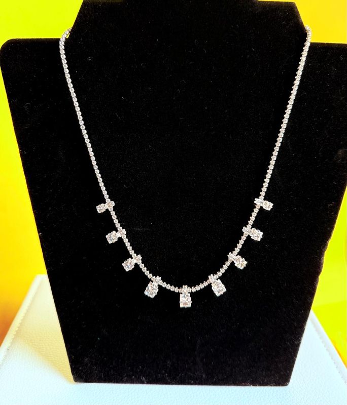COLAR 40 CM, RIVIERA PEDRAS QUADRADAS BANHADO RODIO BRANCO E ZIRCONIA