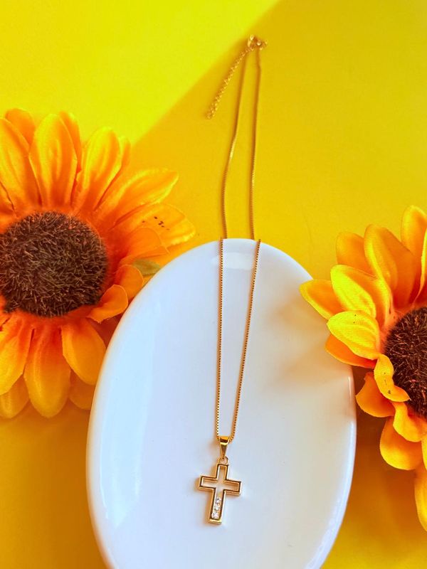 COLAR CRUZ CRAVEJADA ZIRCONIA BANHADO A OURO 18K.