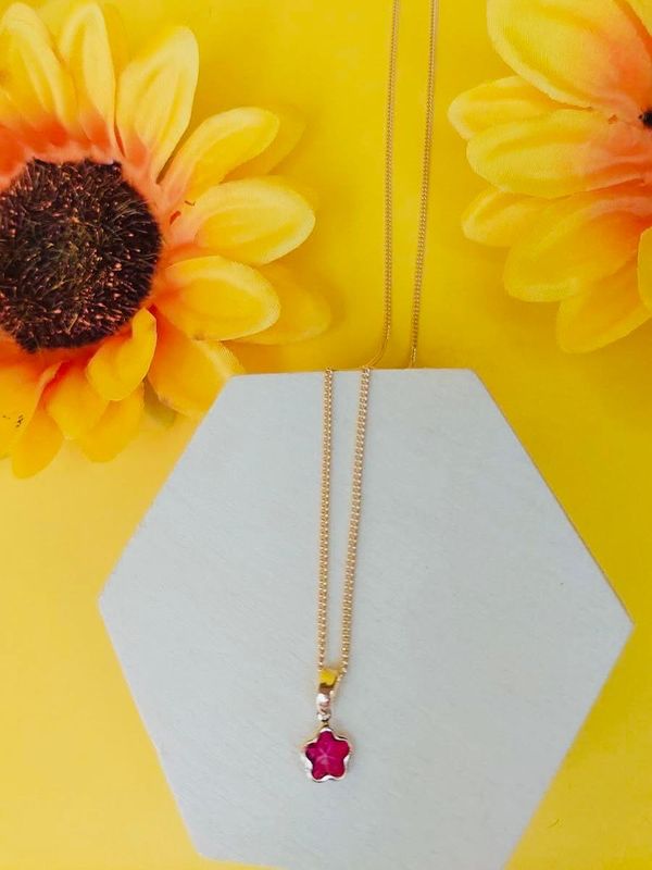 COLAR TREVO RUBI, BANHADO A OURO 18K.