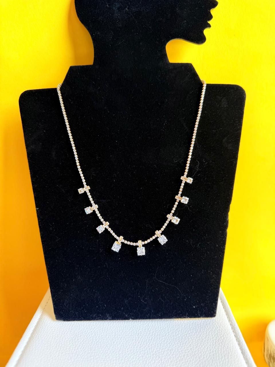 COLAR 40 CM RIVIERA COM PEDRAS QUADRADAS BANHADO A OURO 18K