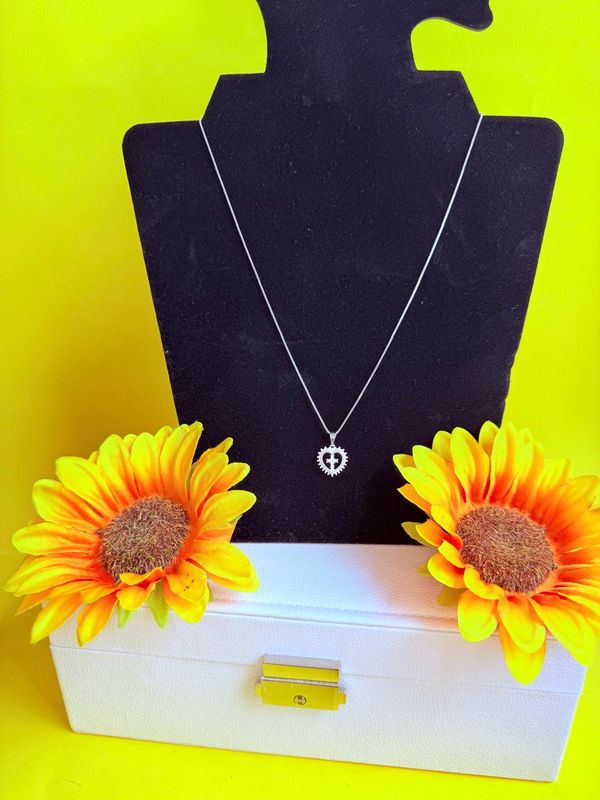 COLAR CORACAO COM CRUZ CRAVEJADA EM ZIRCONIA BANHADA A PRATA 1000