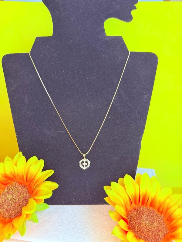COLAR CORACAO CRUZ CRAVEJADA COM ZIRCONIA BANHADO A OURO 18K.