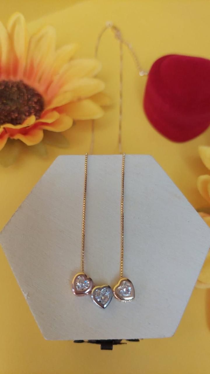 COLAR TRES CORAÇOES EM ZIRCONIA BANHADO 3 OUROS 18K.