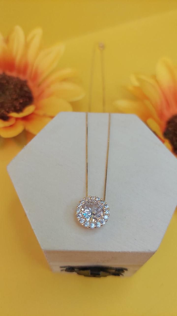 COLAR PONTO DE LUZ FLOR MEDIO BANHADO A OURO 18K