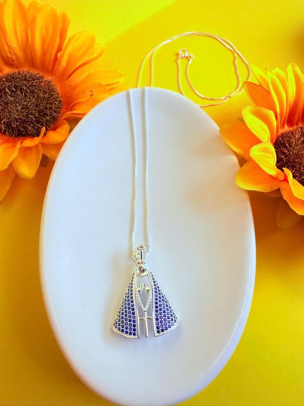 COLAR COMPRIDO NOSSA SENHORA APARECIDA CRAVEJADA COM ZIRCONIA BANHADA A PRATA 1000