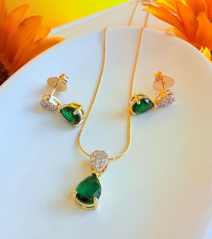 CONJUNTO GOTA CORACAO COR VERDE COM ZIRCONIA BANHADO A OURO 18