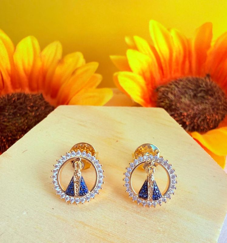 BRINCO NOSSA SENHORA CRAVEJADO EM ZIRCONIA BANHADO A OURO