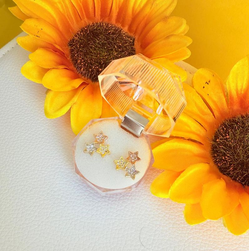 BRINCO TRES ESTRELAS PEQUENO BANHADO A OURO 18K COM ZIRCONIA