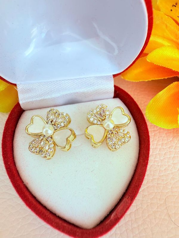 BRINCO TREVO CRAVEJADO ZIRCONIA  E MINI PEROLA BANHADO OURO 18K