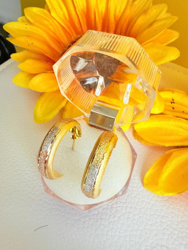 BRINCO ARGOLA MEDIA BANHADA A OURO 18K.