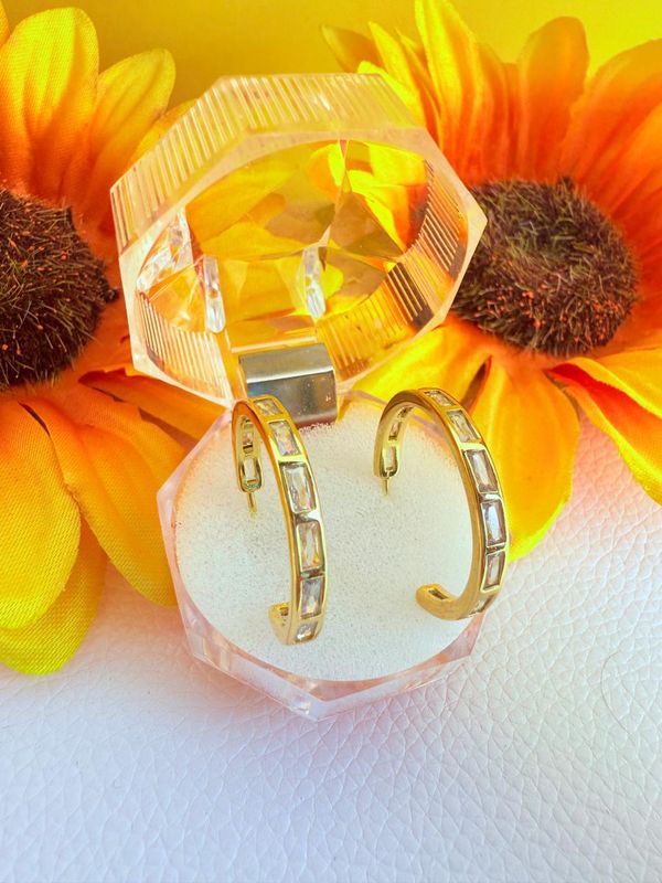 BRINCO ARGOLA MEDIA FILETE ZIRCONIA BANHADO A OURO 18K