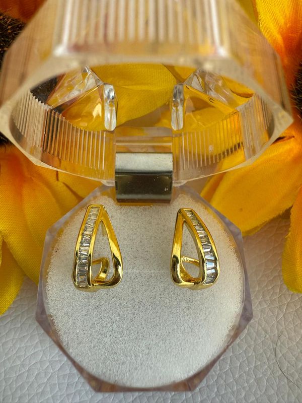 BRINCO CURVO COM ZIRCONIA BANHADO A OURO