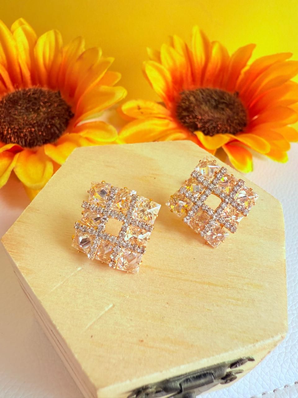 BRINCO QUADRADO CRAVEJADO ZIRCONIA BANHADO A OURO 18K.