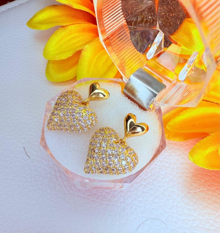 BRINCO PENDENTE CORACAO CRAVEJADO BANHADO A OURO