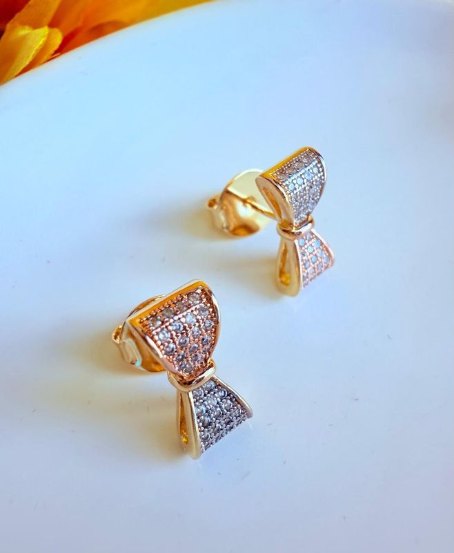 BRINCO LACO CRAVEJADO BANHADO EM OURO 18 K EM TRES CORES