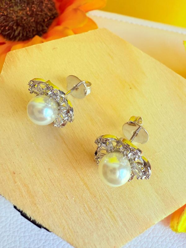 BRINCO PEROLA FLOR BANHADO A PRATA 1000 COM ZIRCONIA