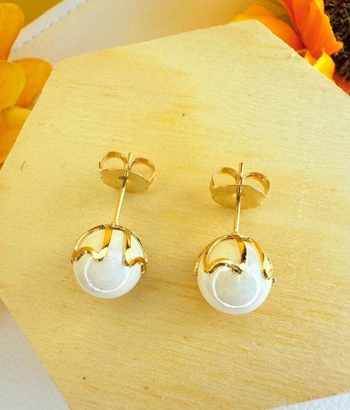 BRINCO PEROLA COM FIOS DOURADO BANHADO A OURO 18K