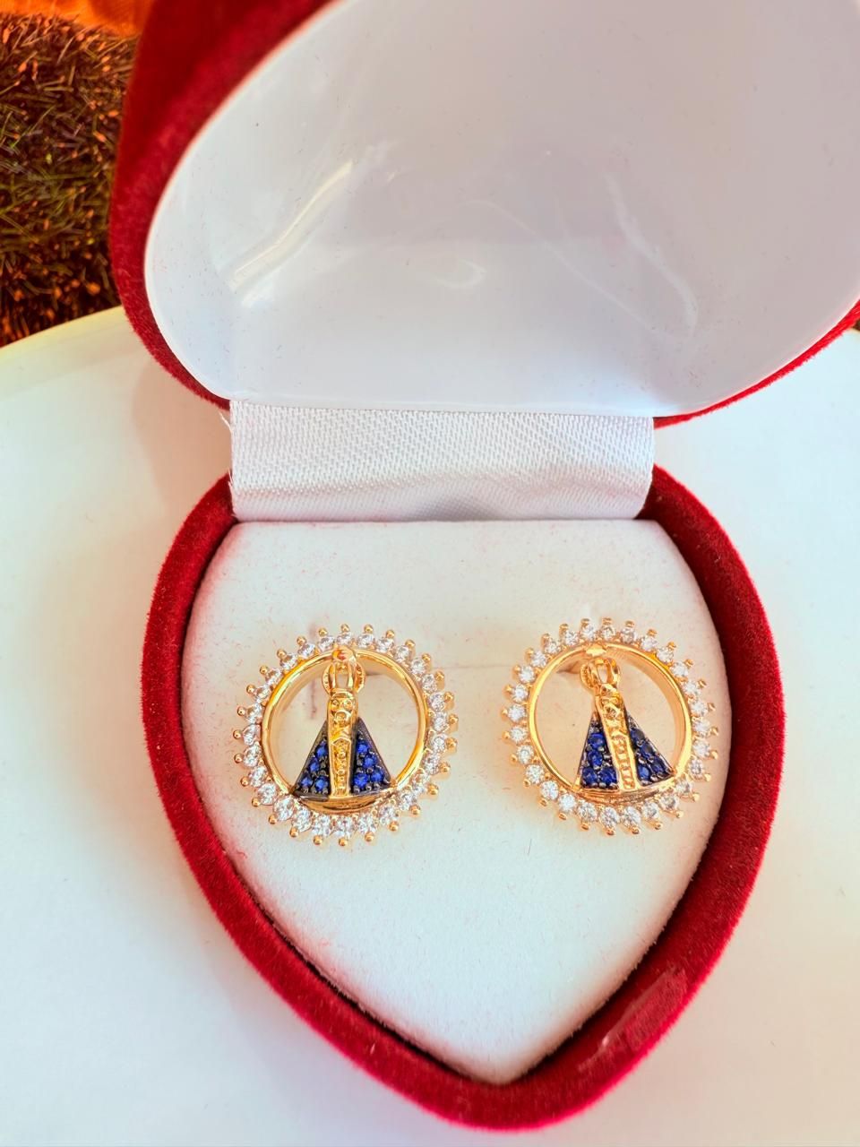 BRINCO NOSSA SENHORA APARECIDA CRAVEJADO ZIRCONIA BANHADO A OURO 18K.