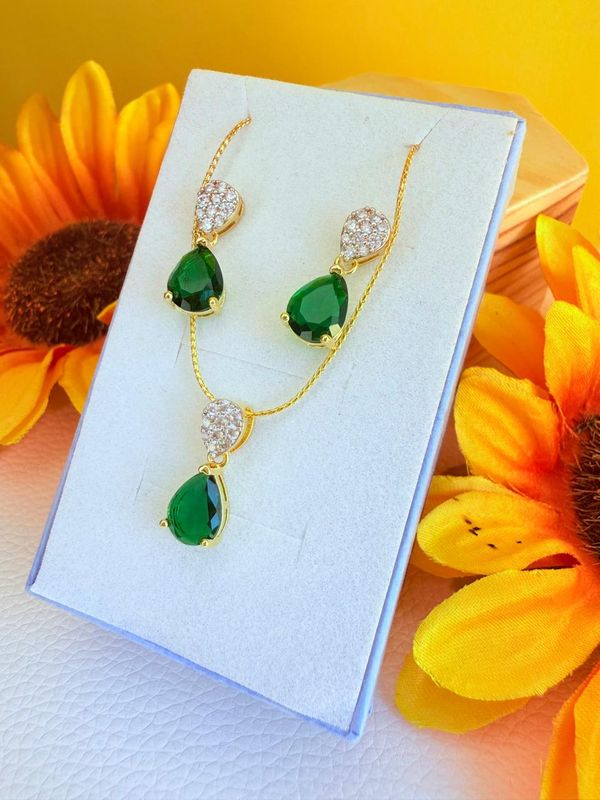 CONJUNTO GOTA CORACAO VERDE COM ZIRCONIA BANHADO A OURO 18.