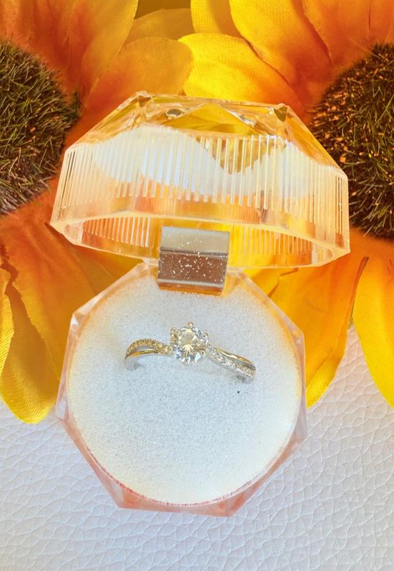 ANEL SOLITARIO ENTRELACADO COM ZIRCONIA BANHADO A PRATA 1000