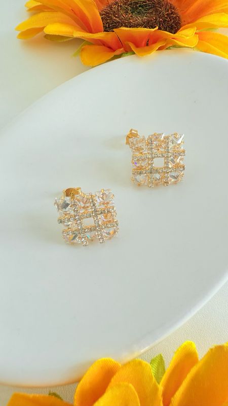 BRINCO QUADRADO CRAVEJADO ZIRCONIA BANHADO A OURO 18K.