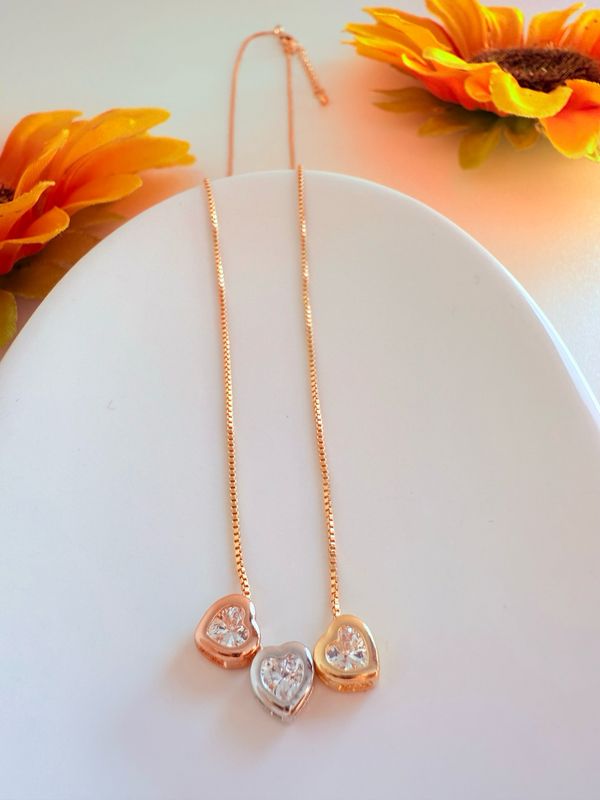 COLAR TRES CORAÇOES EM ZIRCONIA BANHADO 3 OUROS 18K.