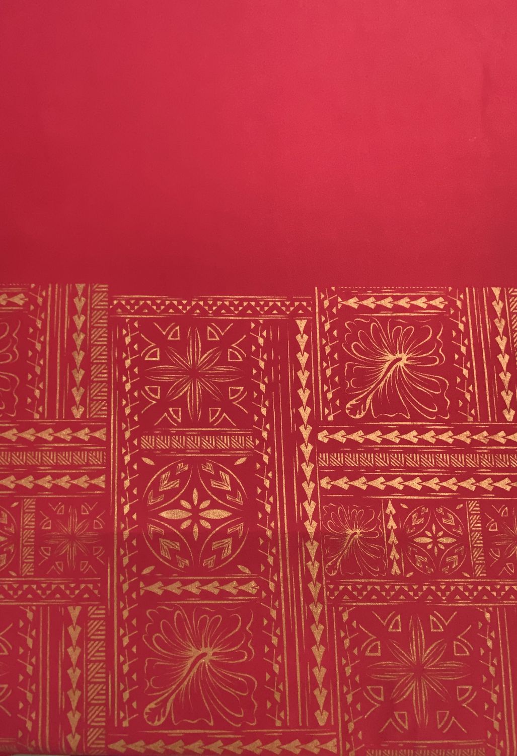 STRTCH H-PRNT; GLD ON RED