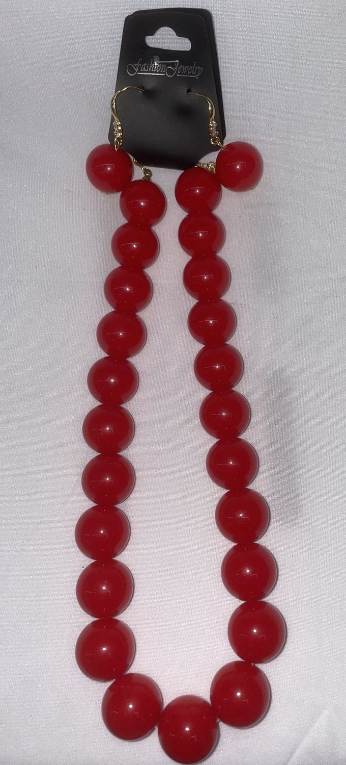 Necklace and earring set: style