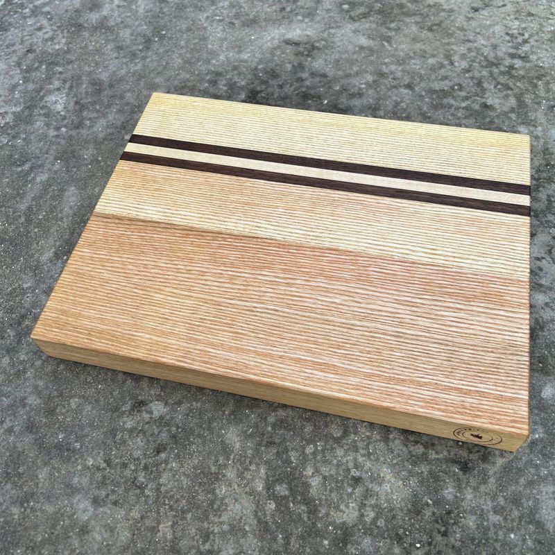 Schneidebrett aus Esche, Ahorn und Nussholz