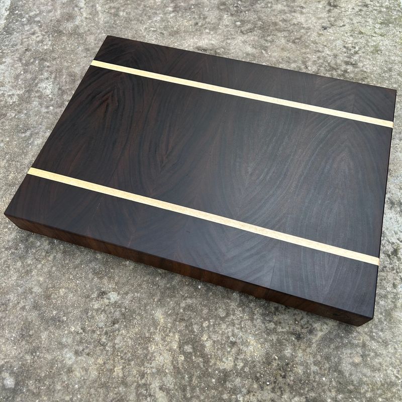 Stirnholz Schneidebrett aus Nuss und Ahorn