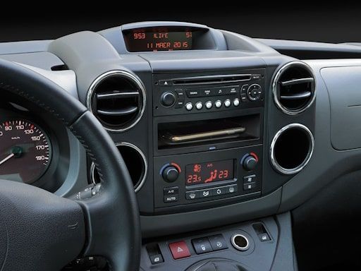 Vano portaoggetti con caricabatteria wireless