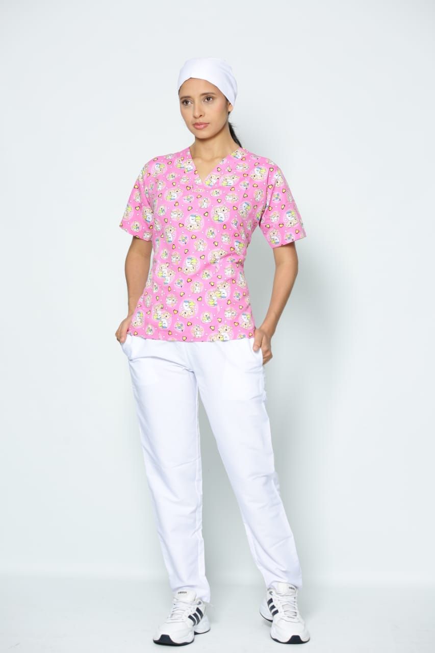 Conjunto antifluido cuello en V estampado infantil