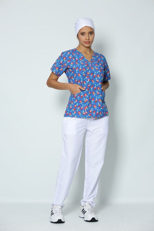 Conjunto antifluido cuello en V estampado infantil