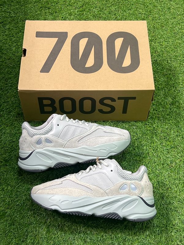 BRAND NEW ADIDAS YEEZY 700 "SALT" SIZE 8.5