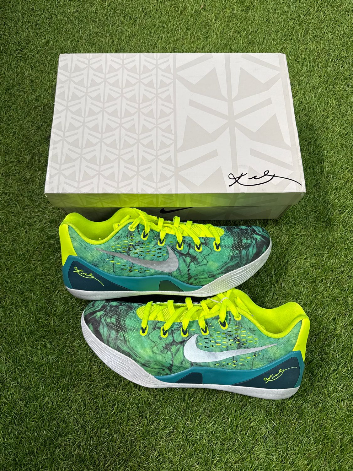 PREOWNED NIKE KOBE 9 EM LOW &quot;EASTER&quot; SIZE 11