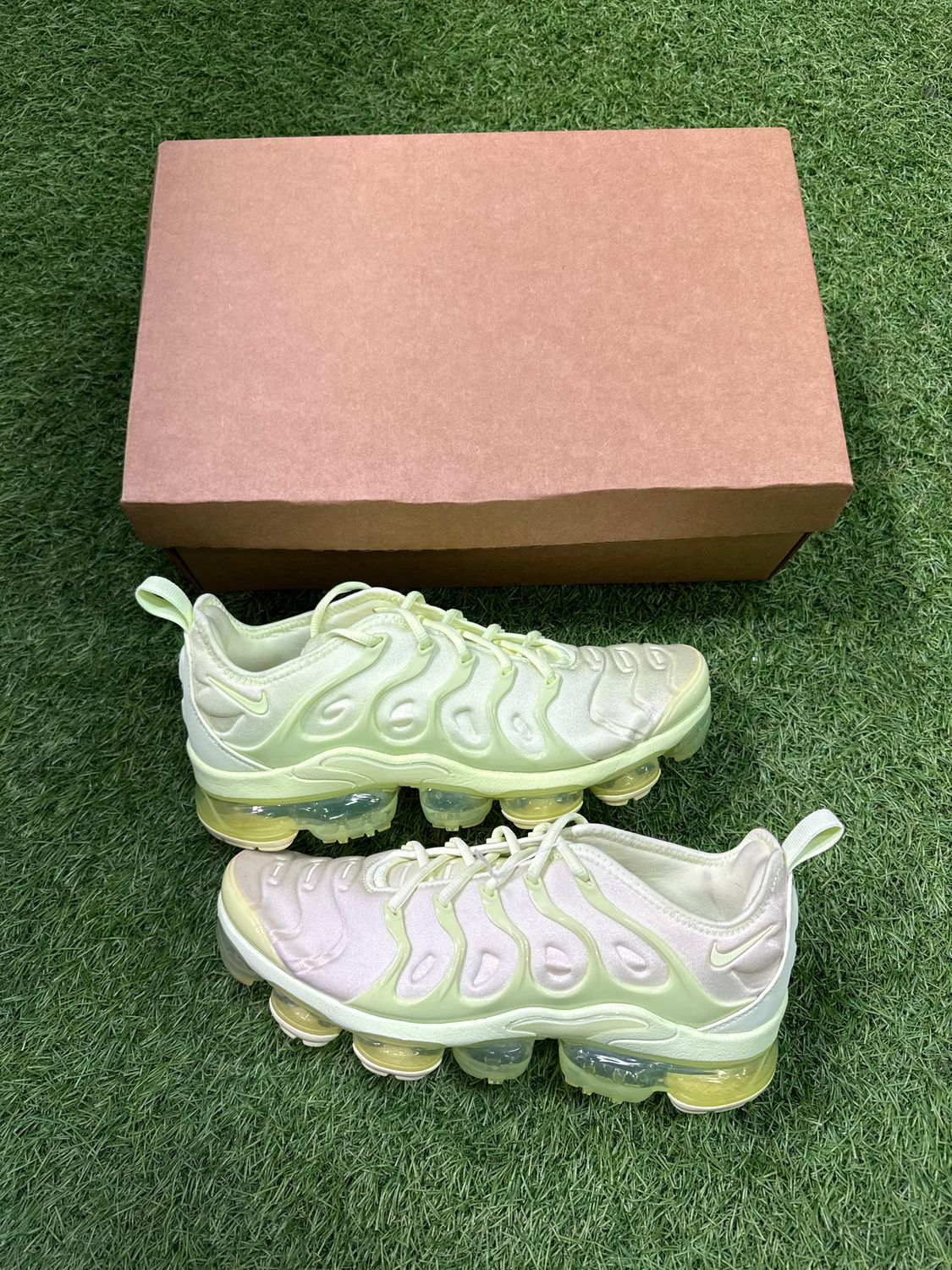 PREOWNED NIKE VAPOR MAX PLUS &quot;VOLT&quot; SIZE 9.5W/8M